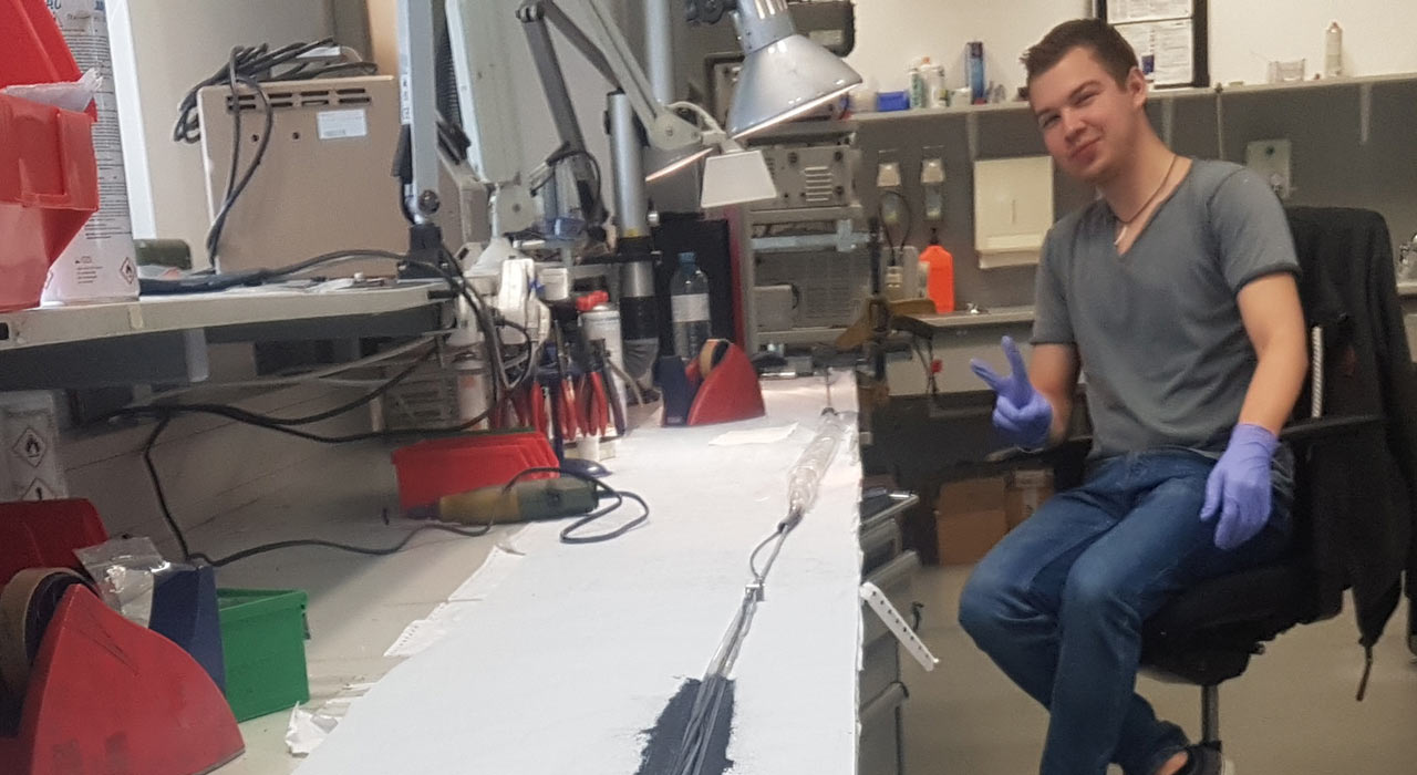 Florian Zulehner bei einer Endoskop-Großreparatur